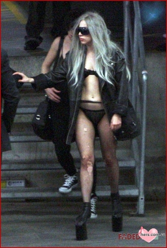 lady gaga 穿透明内衣在瑞典逛街--你想都不敢想的