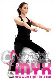 四式哑铃减肥操，快速燃脂去赘肉的秋季减肥法