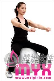 四式哑铃减肥操，快速燃脂去赘肉的秋季减肥法