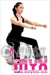 四式哑铃减肥操，快速燃脂去赘肉的秋季减肥法