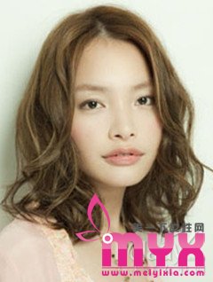 时髦又清凉的中短发发型图片 为美丽加分
