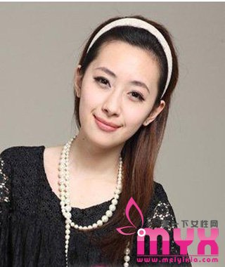 OL女生最喜欢的甜美气质直发发型扎法