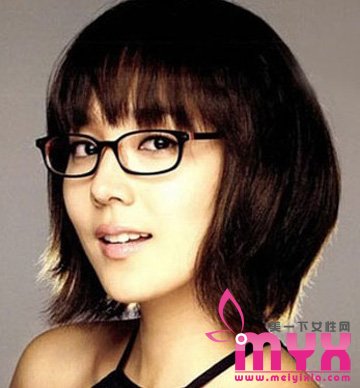 戴眼镜适合什么发型 适合戴眼镜女生的发型图片