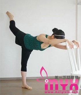 大腿小腿一起“享瘦”的椅子减肥操（图）