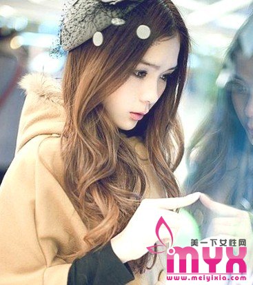 2013秋冬韩国最流行的中长卷发 时尚女生的首选发型