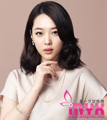 宋茜、雪莉时尚写真 侧分卷发尽展淑女风范 女人味十足