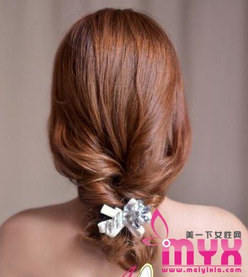 加入编发元素的韩式新娘发型 典雅又浪漫