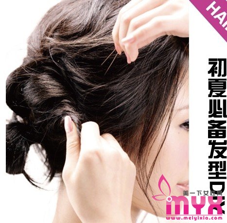 超级诱惑力的蓬松卷发DIY 初夏必备发型扎法