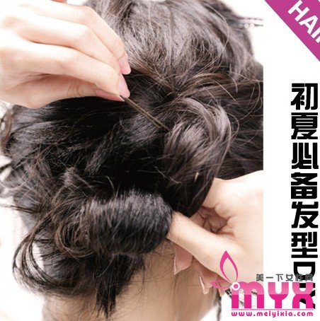 超级诱惑力的蓬松卷发DIY 初夏必备发型扎法