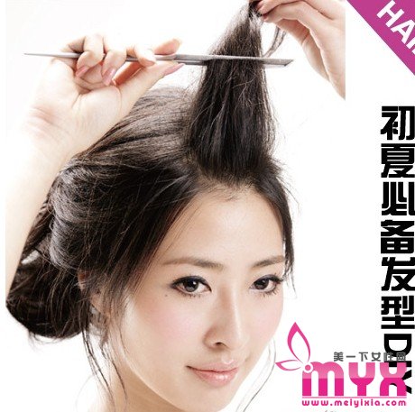 超级诱惑力的蓬松卷发DIY 初夏必备发型扎法