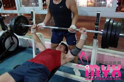 范爷胸部不如男生 男人的胸肌究竟是如何练成的？