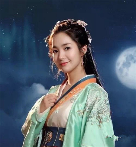 允儿首扮中国古装，中式古典装扮碰上精致洋气的脸蛋
