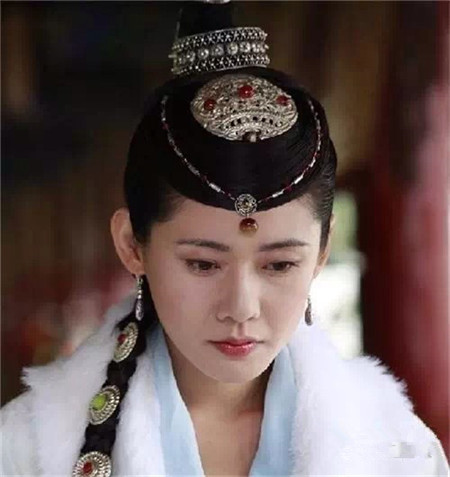 允儿首扮中国古装，中式古典装扮碰上精致洋气的脸蛋