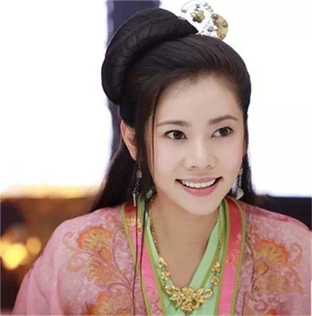 允儿首扮中国古装，中式古典装扮碰上精致洋气的脸蛋