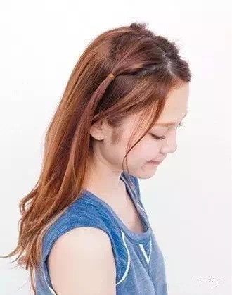 中分刘海中长发的女生，时尚感满分扎发在这里