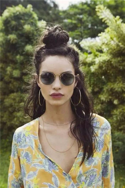 看性感知性欧美女星诠释包子头的时尚魅力
