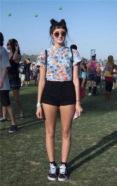 看性感知性欧美女星诠释包子头的时尚魅力