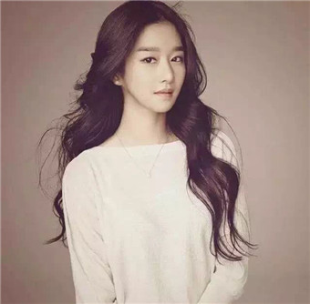 好看的长卷发发型图片，一起蓄发做一个美丽的女纸！