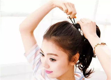 适合带眼镜女生的女神扎发，详细图解