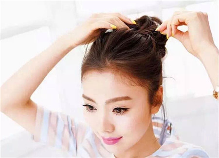 适合带眼镜女生的女神扎发，详细图解