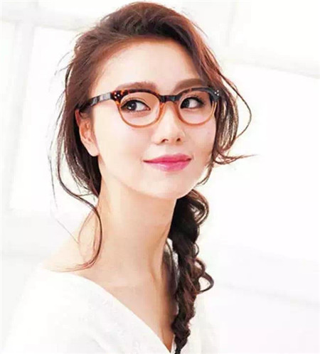 适合带眼镜女生的女神扎发，详细图解