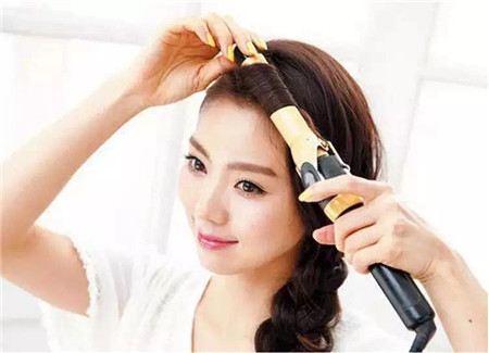 适合带眼镜女生的女神扎发，详细图解