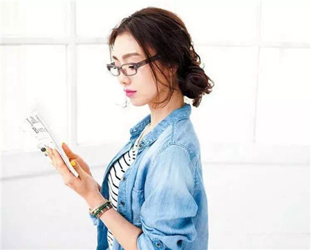 适合带眼镜女生的女神扎发，详细图解