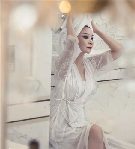 55岁蔡明“百变女王”凹凸曲线尽显，身材太火辣