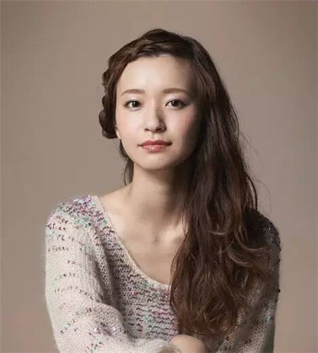 气质美女的必备发型，卷发浪漫妩媚展示完美气质