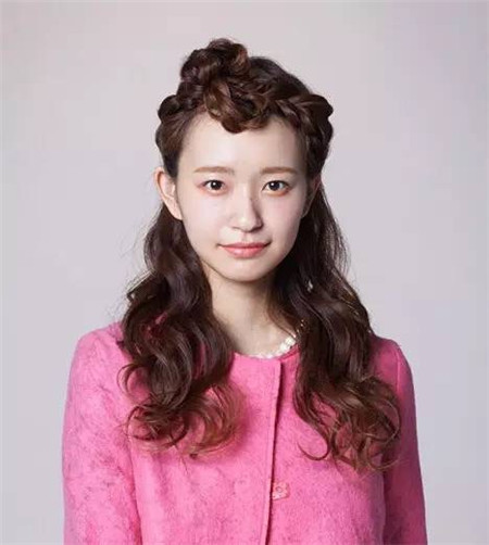 气质美女的必备发型，卷发浪漫妩媚展示完美气质