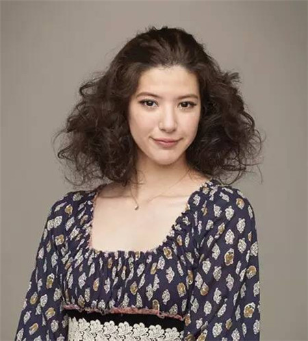 气质美女的必备发型，卷发浪漫妩媚展示完美气质