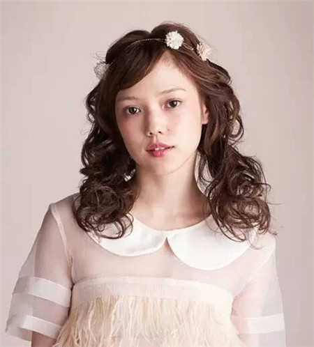 气质美女的必备发型，卷发浪漫妩媚展示完美气质