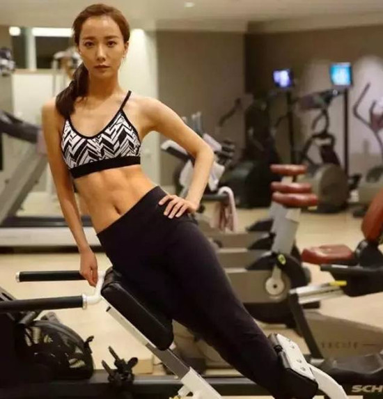 又一女明星首秀马甲线，她们究竟爱晒什么？