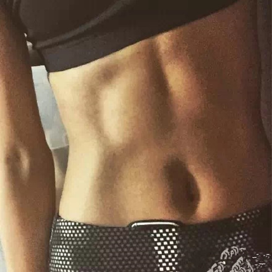 又一女明星首秀马甲线，她们究竟爱晒什么？