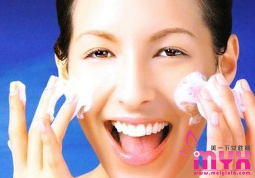 如何拥有逆天神颜，只需睡前换个方式使用护肤品