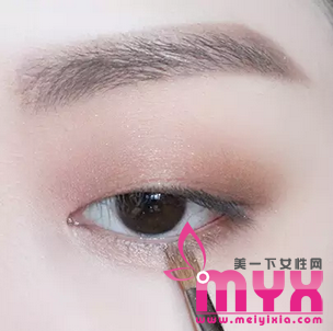 这样的气质美妆才会给人不一样的素颜美 淡妆化妆步骤