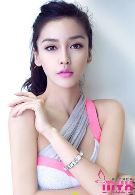 Angelababy已经换上了“不饱和唇妆”，必须跟上潮流趋势