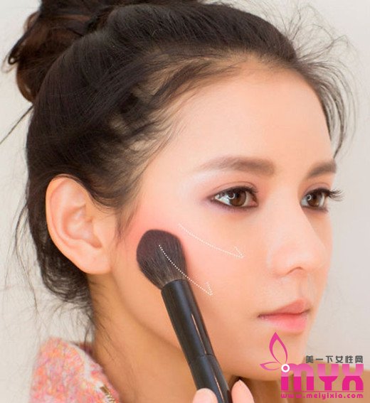 不需要酒精的宿醉妆 娇媚女王全在一妆之中