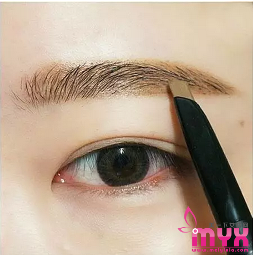 不知道为什么突然就想发一个桃花眼妆的教程