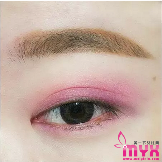 不知道为什么突然就想发一个桃花眼妆的教程