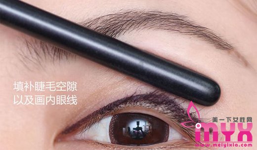 新手必备分段式眼线画法 三步勾勒出一个完美的眼线