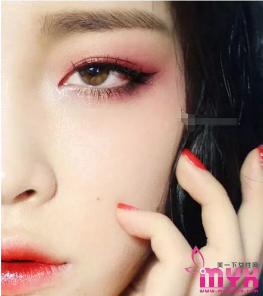 夏季火辣性感妩媚桃花妆容 轻松撩倒男神小技能