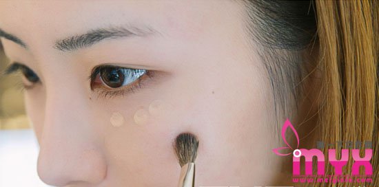 韩剧女主轻透薄底妆教程 打造无暇妆感必备化妆技巧
