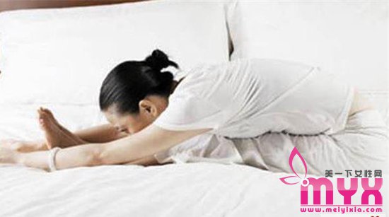 睡前十分钟瑜伽减肥法 简单几招保证睡眠又瘦身