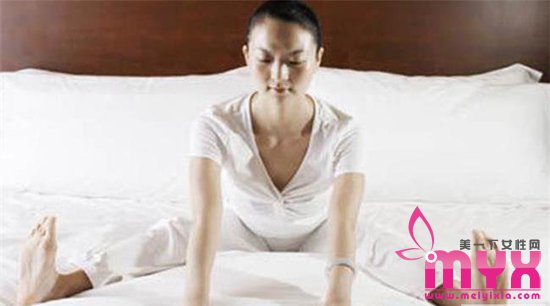 睡前十分钟瑜伽减肥法 简单几招保证睡眠又瘦身