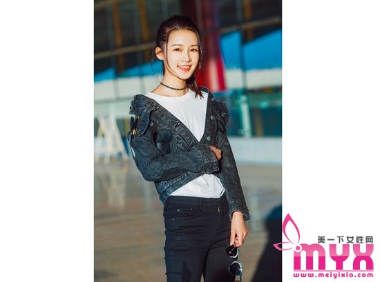 李沁机场街拍随性又时尚 优雅女人的搞怪满分
