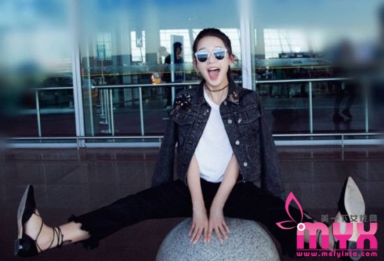 李沁机场街拍随性又时尚 优雅女人的搞怪满分