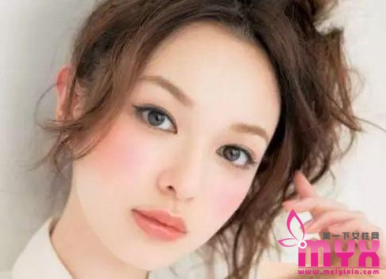 小小腮红打造元气少女 如何用腮红打出元气感