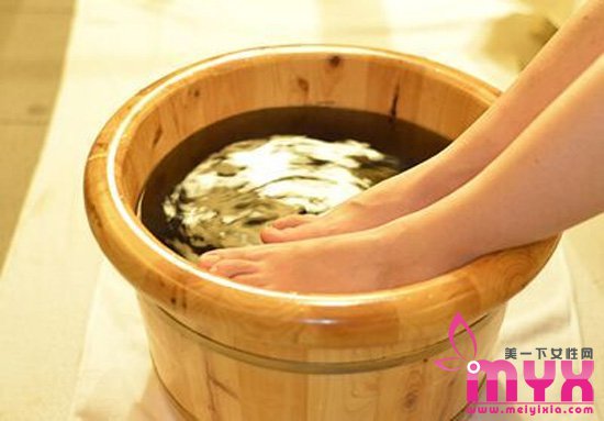 中药泡脚的好处全解析 何时何物泡脚效果最佳