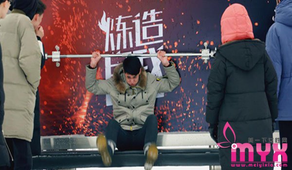 公交站健身照走红 零下15度秀肌肉让人一饱眼福